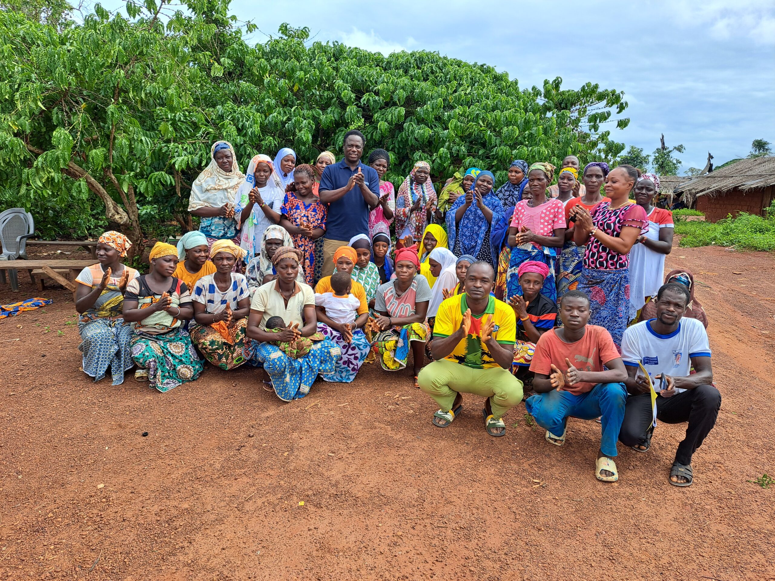 Visite de terrain du partenaire SUCDEN dans la section de Kouakoukro avec les femmes d’AVEC